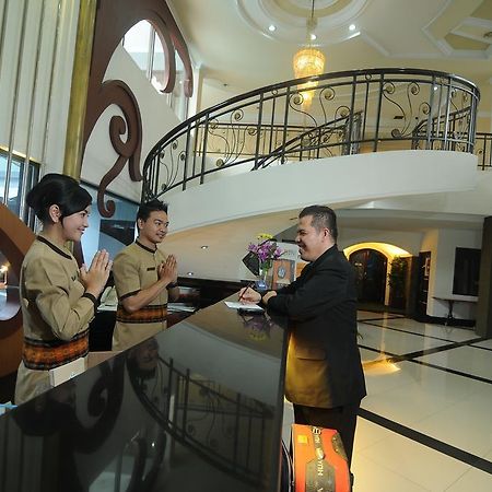 Hotel Swarna Dwipa Palembang Ngoại thất bức ảnh