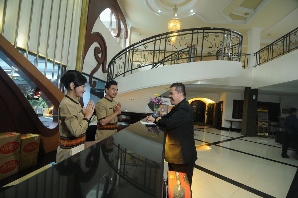 Hotel Swarna Dwipa Palembang Ngoại thất bức ảnh
