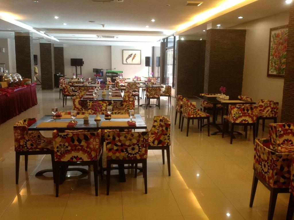 Hotel Swarna Dwipa Palembang Ngoại thất bức ảnh